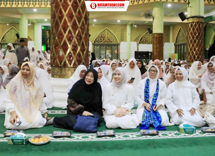 Ustadzah Aisah Dahlan dan para tokoh perempuan di Masjid Nurul Iman Kijang Kota